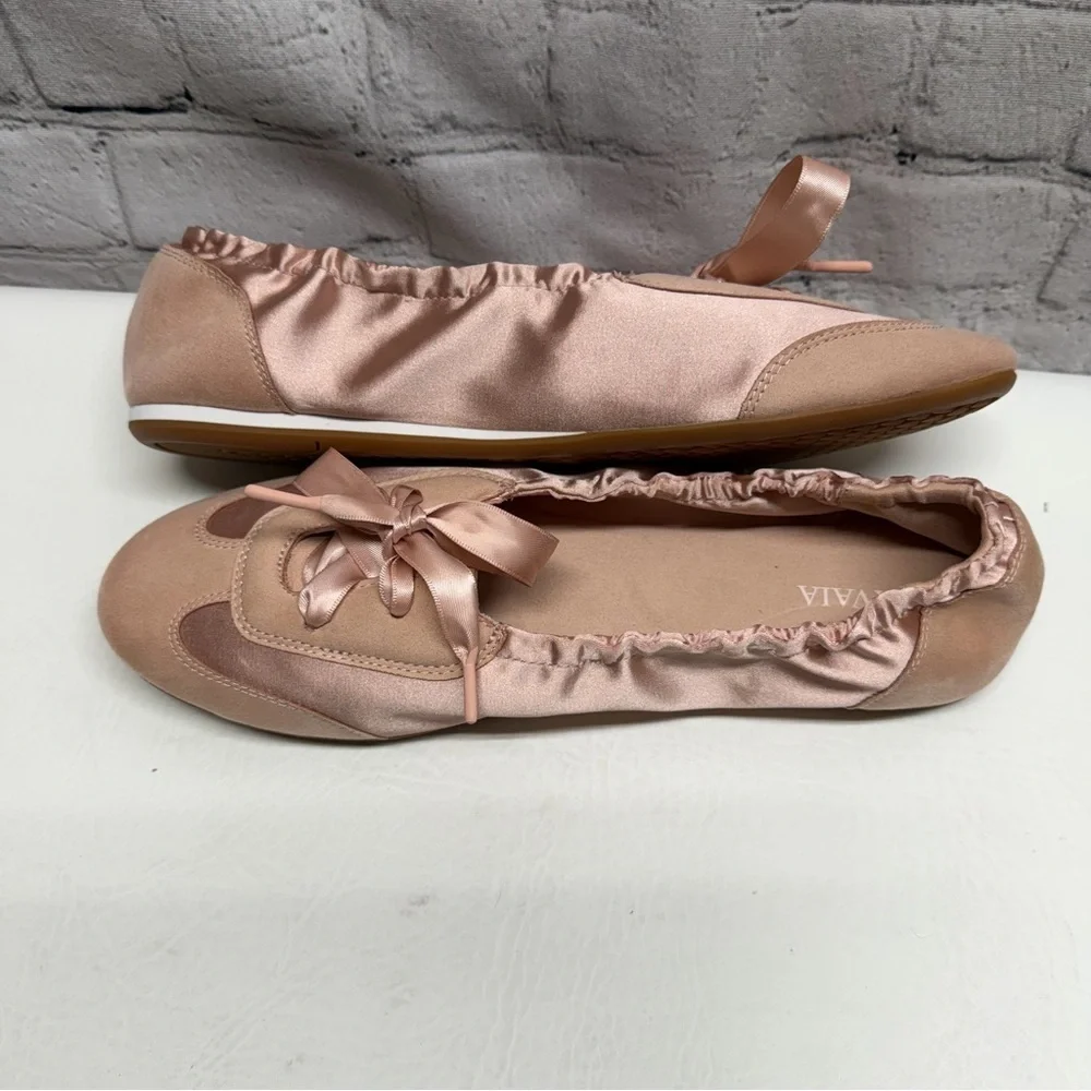 Ivivva round toe sneakerina yanka Light Pink  Flats size 9.5